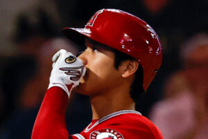 大谷選手　左手にキス